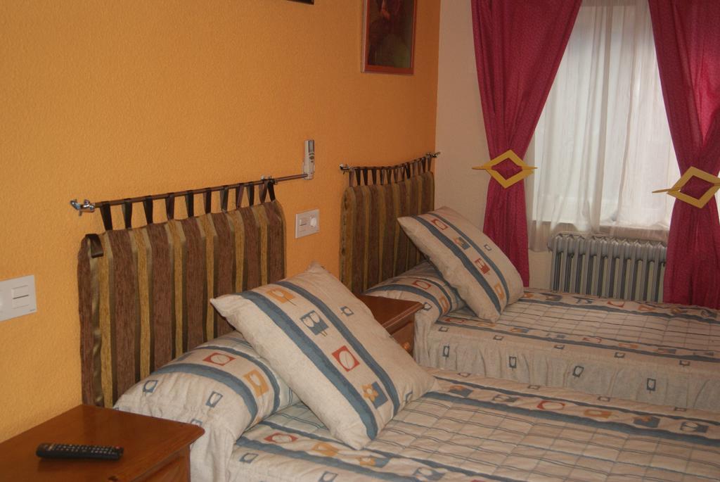 Pension Restaurante La Liebre ซาลามังกา ภายนอก รูปภาพ